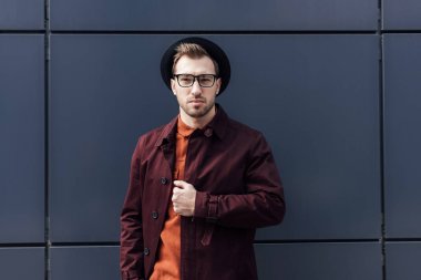 moda yakışıklı siyah duvar siyah ayakta