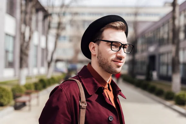 Joven Guapo Gafas Sombrero — Foto de Stock