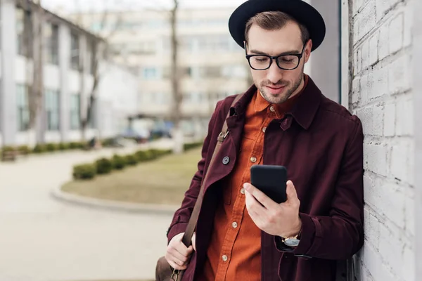 Homem Elegante Bonito Roupas Moda Com Saco Usando Smartphone — Fotografia de Stock