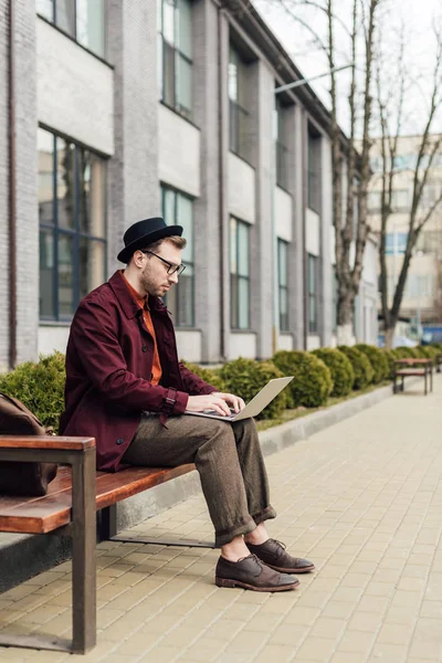 Joven Que Trabaja Con Ordenador Portátil Mientras Está Sentado Banco — Foto de Stock