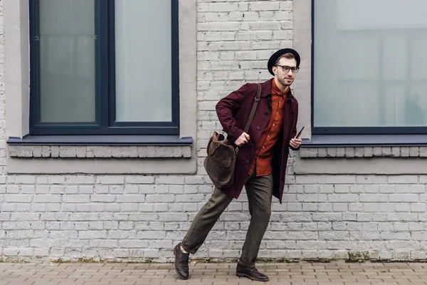 Homem Elegante Com Saco Smartphone Correndo Rua — Fotografia de Stock Grátis
