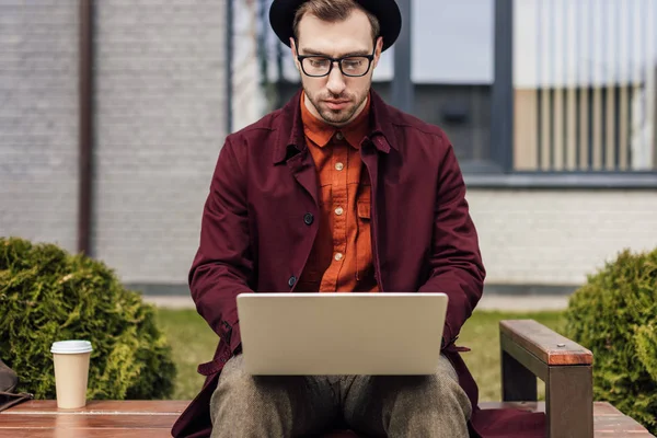 Καλαίσθητο Άνθρωπος Χρησιμοποιώντας Φορητό Υπολογιστή Και Κάθεται Παγκάκι Καφέ — Φωτογραφία Αρχείου