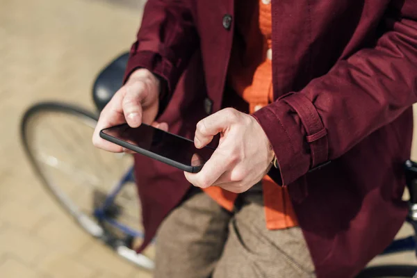 Vue Recadrée Homme Utilisant Smartphone Tout Appuyant Sur Vélo — Photo