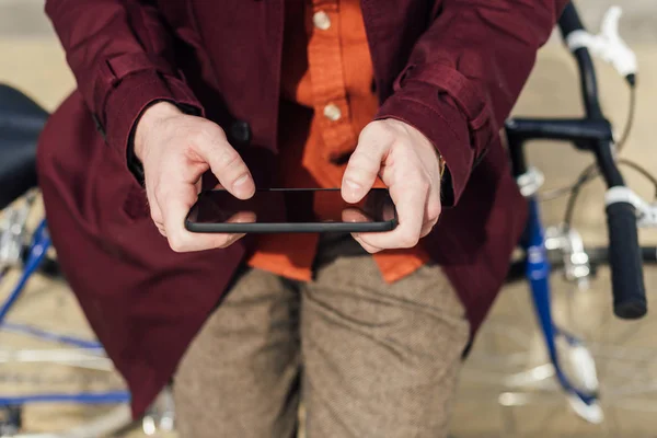 Vue Recadrée Homme Élégant Aide Smartphone Appuyé Sur Vélo — Photo