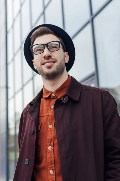 Guapo Elegante Hombre Posando Gafas Sombrero — Foto de stock gratis