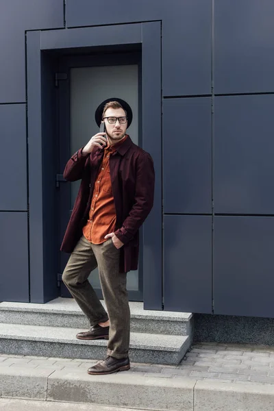 Handsome Fashionable Man Talking Smartphone — Stock Photo, Image