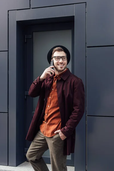 Handsome Cheerful Man Talking Smartphone — Stock Photo, Image