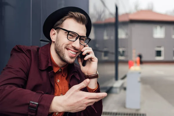 Cheerful Stylish Man Talking Smartphone — Stock Photo, Image