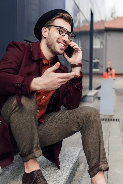 Hombre Sonriente Gafas Sombrero Hablando Teléfono Inteligente — Foto de Stock