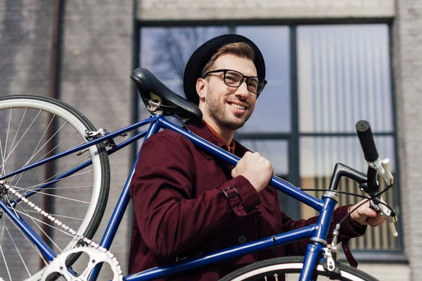Guapo Hombre Moda Llevando Bicicleta Hombro Fotos De Stock Sin Royalties Gratis