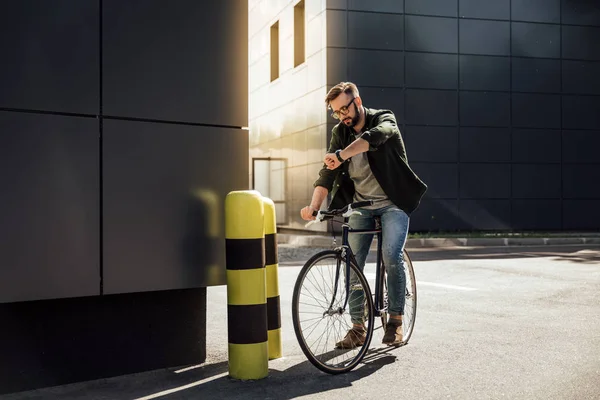 Homem de bicicleta na cidade — Fotografia de Stock