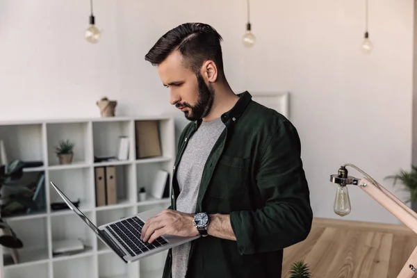 Empresario trabajando con portátil - foto de stock