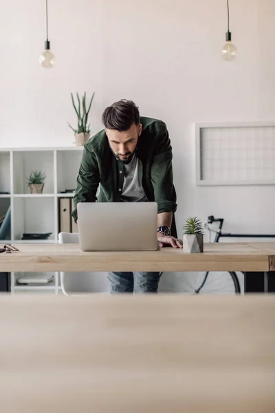 Homme d'affaires utilisant un ordinateur portable — Photo de stock