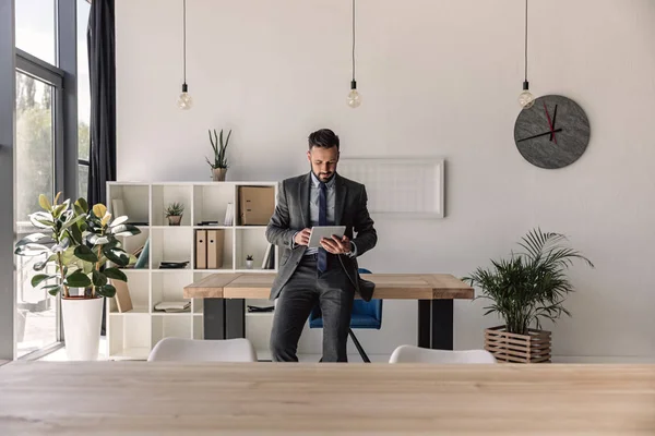 Geschäftsmann mit digitalem Tablet — Stockfoto