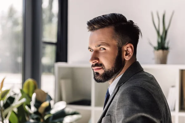 Homme d'affaires barbu dans un bureau moderne — Photo de stock