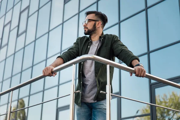 Joven con gafas graduadas - foto de stock