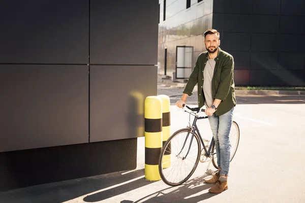 Человек, стоящий с велосипедом — стоковое фото