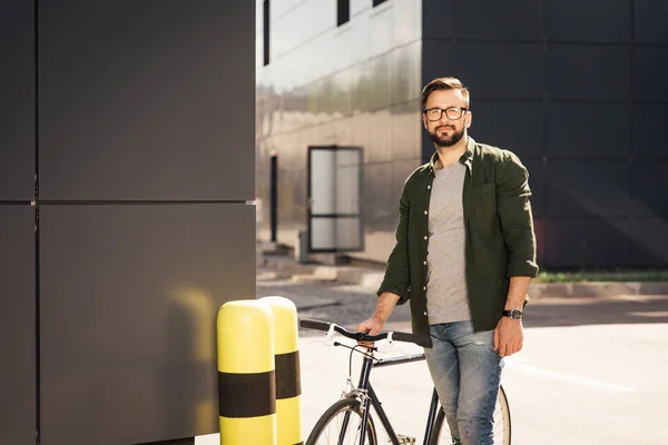 Mann steht mit Fahrrad — Stockfoto