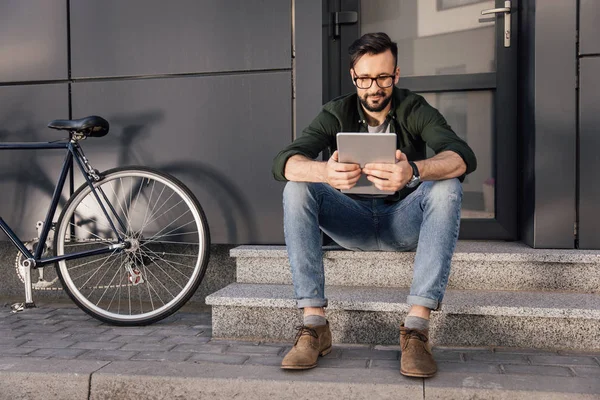 Homme utilisant une tablette numérique — Photo de stock