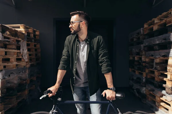 Hombre de pie con bicicleta - foto de stock
