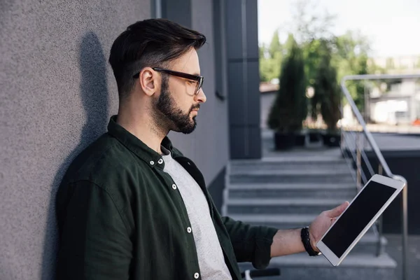 Mann nutzt digitales Tablet — Stockfoto