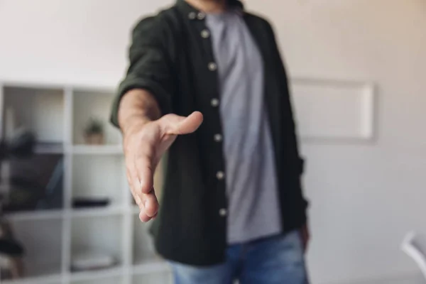 Homme prêt pour la poignée de main — Photo de stock