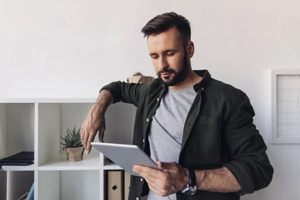 Homem usando tablet digital — Stock Photo