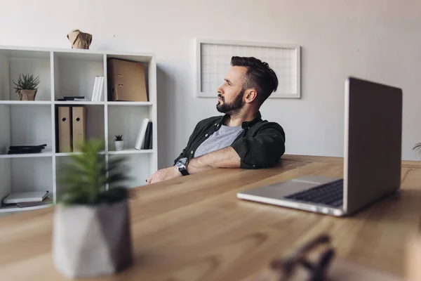 Mann benutzt Laptop — Stockfoto