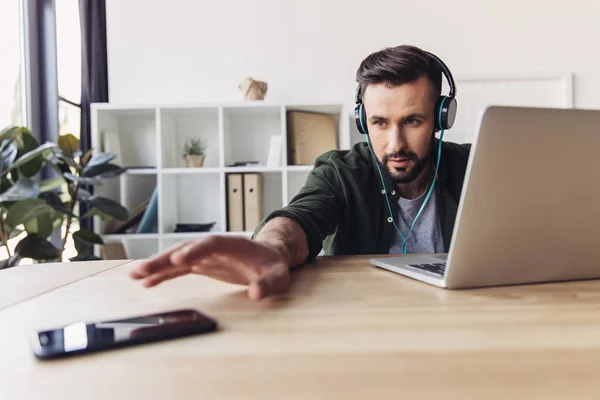 Homme utilisant un ordinateur portable — Photo de stock