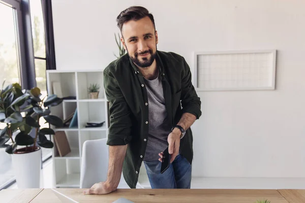 Hombre usando smartphone - foto de stock