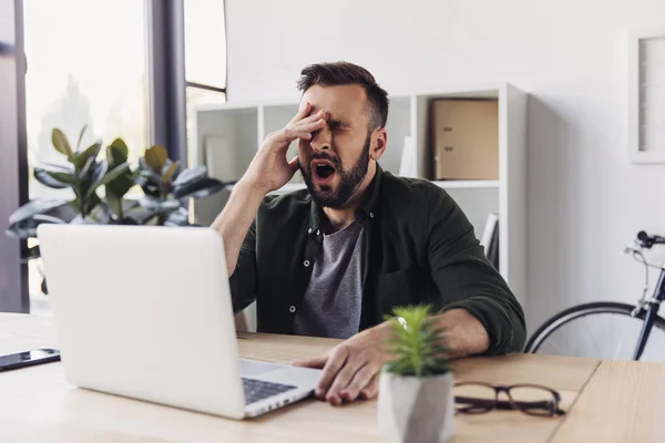 Hombre usando ordenador portátil - foto de stock