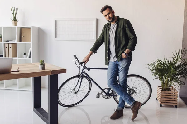 Jeune homme avec vélo — Photo de stock