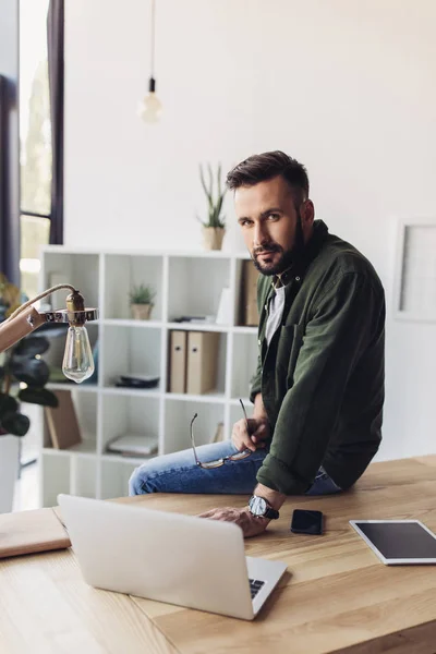 Homme utilisant un ordinateur portable — Photo de stock