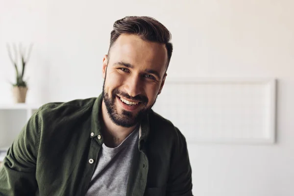 Hombre barbudo guapo — Stock Photo