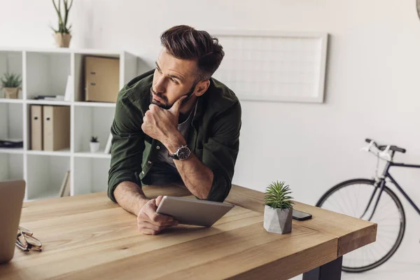 Uomo che utilizza tablet digitale — Foto stock