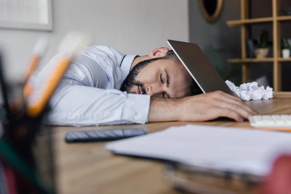 Homme d'affaires fatigué sur le lieu de travail — Photo de stock