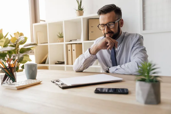 Homme d'affaires travaillant dans le bureau — Photo de stock