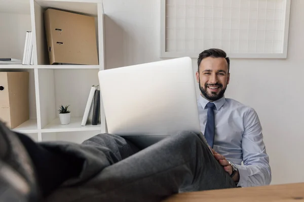 Empresario que trabaja en el ordenador portátil - foto de stock