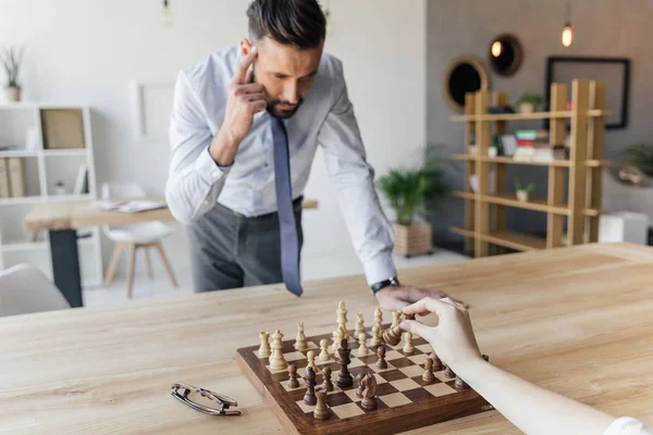 Geschäftsmann spielt Schach — Stockfoto