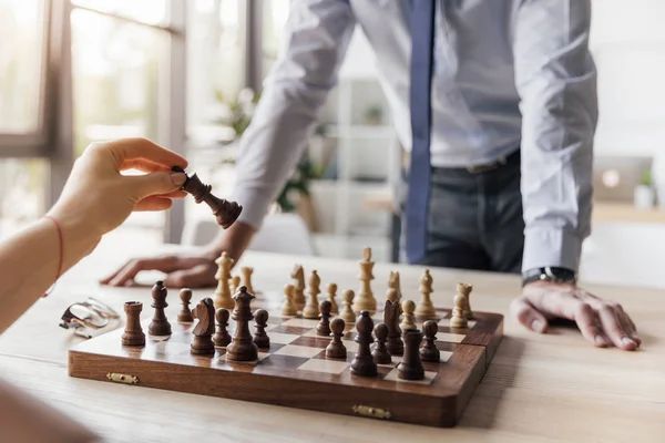 Geschäftsmann spielt Schach — Stockfoto