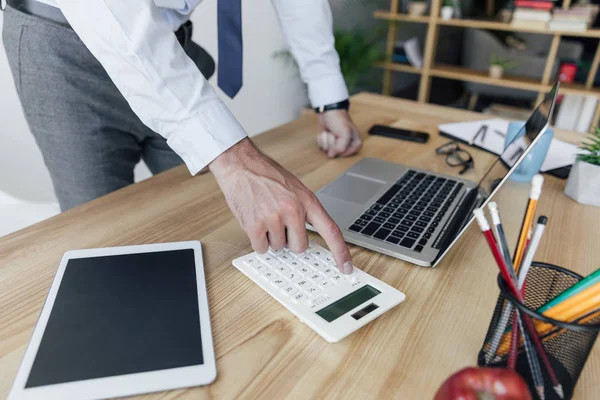 Empresário usando calculadora — Fotografia de Stock