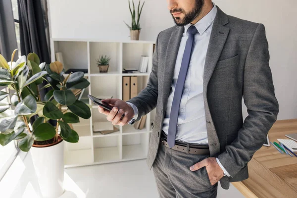 Uomo d'affari utilizzando smartphone — Foto stock