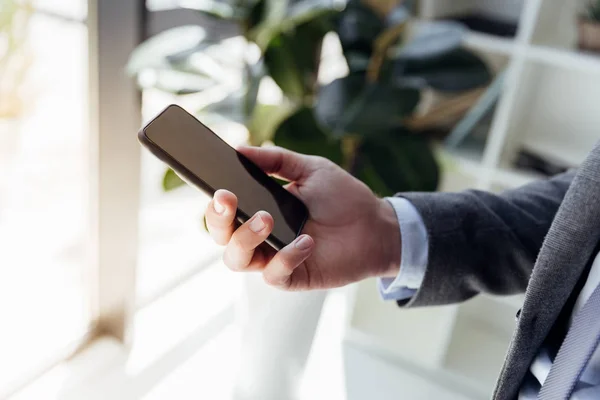 Homem de negócios usando smartphone — Fotografia de Stock