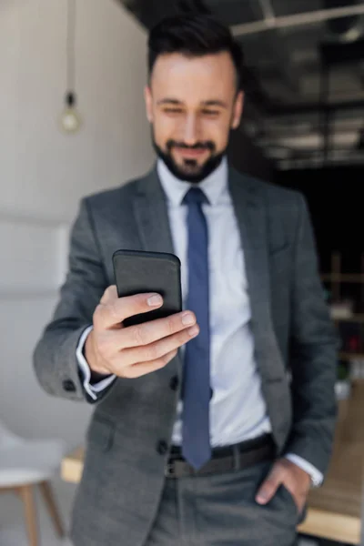 Homem de negócios usando smartphone — Fotografia de Stock