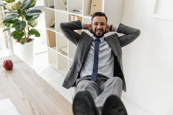 Empresario sentado en el lugar de trabajo — Stock Photo