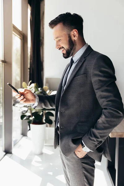 2 hommes d'affaires utilisant un smartphone — Photo de stock