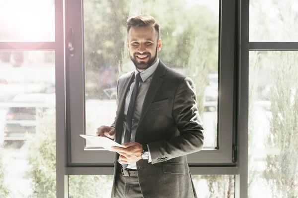 Homme d'affaires utilisant une tablette numérique au bureau — Photo de stock