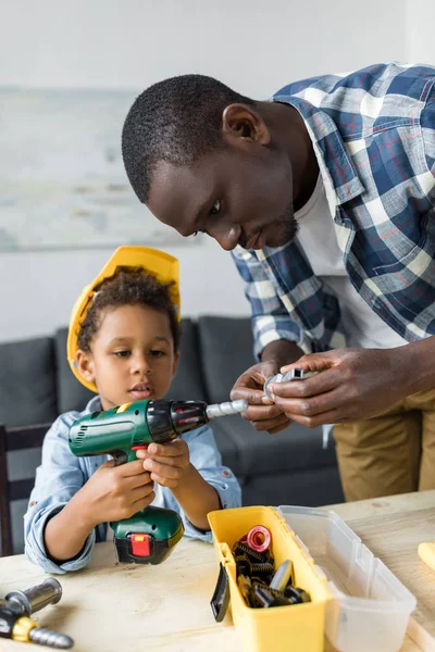 Африкано-американский отец и сын занимаются ремонтом — стоковое фото