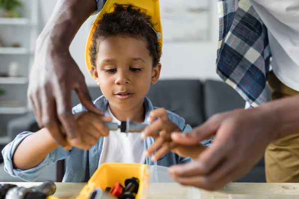 Afro-americanos padre e hijo haciendo renovación - foto de stock