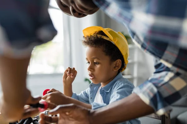 Afro-americano pai e filho fazendo renovação — Fotografia de Stock